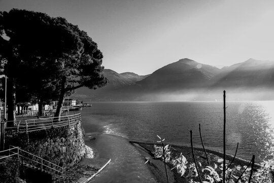 Veduta autunnale del Lago d'Iseo. Provincia di Bergamo, Lombardia, Italia.	