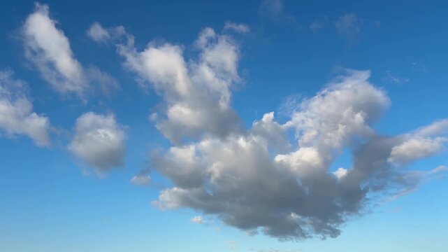 青く広がる空とやわらかな雲