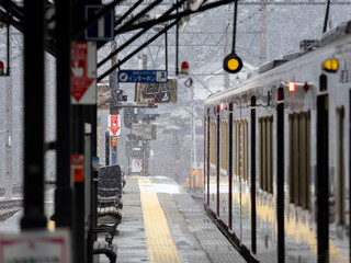 雪が降る駅のホームと電車の風景