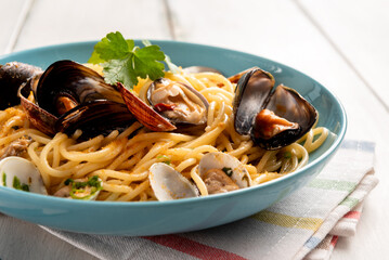 Spaghetti con vongole, cozze e bottarga, Pasta Italiana 