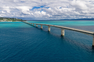 Obraz premium 古宇利島と古宇利大橋（ドローンによる空撮）