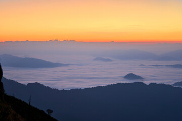 Obraz premium Golden Sunrise Over the Mountains In Early Morning