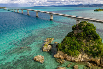 古宇利大橋とカエル島（ドローンによる空撮） © easterlily.photos