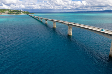 Obraz premium 古宇利島と古宇利大橋（ドローンによる空撮）