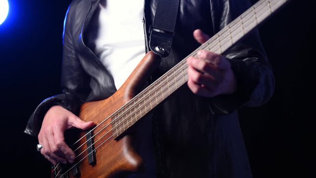 ギターを弾く男性