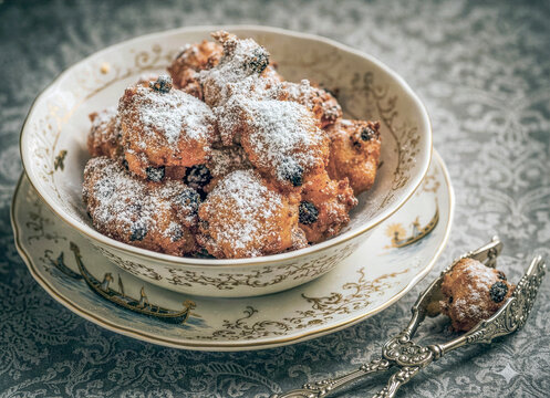 Traditionelles Karnevalsgeb&auml;ck aus Venedig (Fritole) auf elegantem Geschirr - Galani Dolci tipici del Carnevale di Venezia