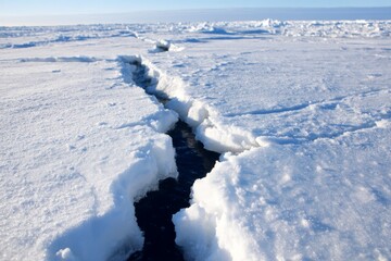 Obraz premium Ice Fracture with Sharp Lines Under Pressure in Frozen Landscape