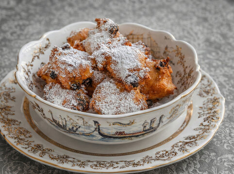 Traditionelles Karnevalsgeb&auml;ck aus Venedig (Fritole) auf elegantem Geschirr - Galani Dolci tipici del Carnevale di Venezia