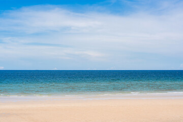 Obraz premium Beautiful summer coastal nature scene, perfect for relaxation and travel.