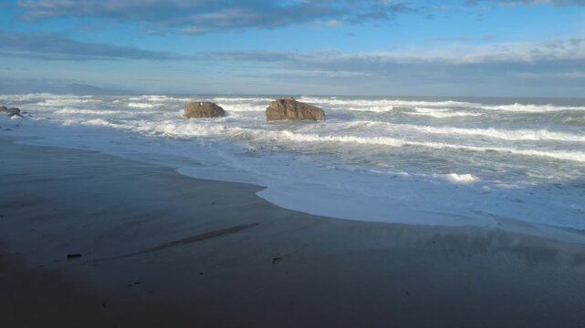  la plage d'Ilbarritz &agrave; Bidart, avec l'oc&eacute;an atlantique d&eacute;cha&icirc;n&eacute; et des grosses vagues