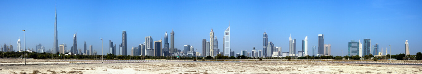 Skyline de Dubai desde la carretera del desierto, , Emiratos Arabes Unidos © BestTravelPhoto