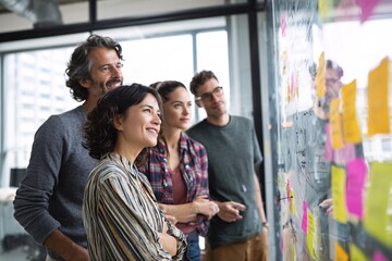 Obraz premium Team collaborating on project with sticky notes in modern office