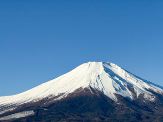 Naklejka premium The Majestic Snow-Capped Peak of Mount Fuji