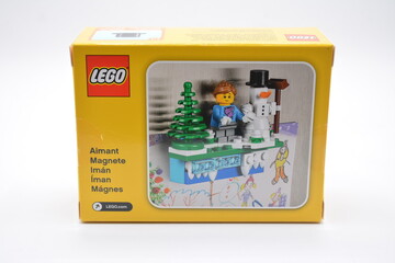 Naklejka premium Lego iconic holiday magnet set in Manila, Philippines