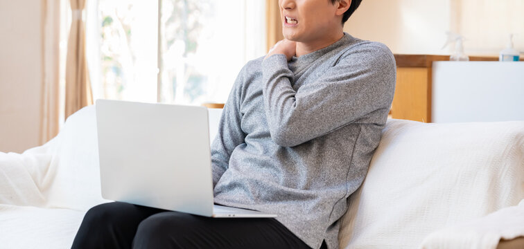 肩こりに悩む男性
