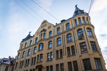 Fototapeta premium Cat on the Roof：Kaku Maja of Riga,Latvia