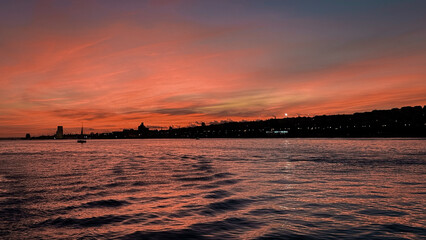 Sonnenuntergang auf dem Tejo in Lissabon