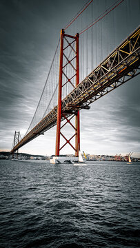 Ponte 25 de Abril in Lissabon bei Sonnenuntergang