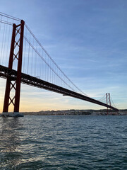 Obraz premium Ponte 25 de Abril in Lissabon bei Sonnenuntergang