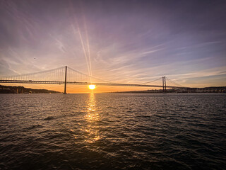 Obraz premium Ponte 25 de Abril in Lissabon bei Sonnenuntergang