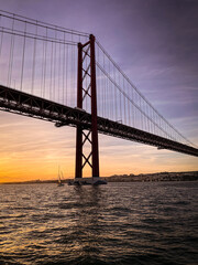Fototapeta premium Ponte 25 de Abril in Lissabon bei Sonnenuntergang