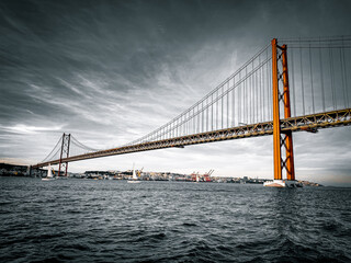 Fototapeta premium Ponte 25 de Abril in Lissabon bei Sonnenuntergang