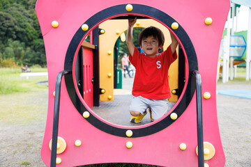 公園で遊ぶ男の子