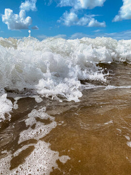 Nahaufnahme von Wellen am Strand