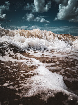 Nahaufnahme von Wellen am Strand
