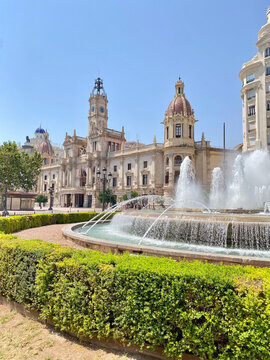 Rathaus von Valencia (Ayuntamiento de Valencia) mit dem Brunnen