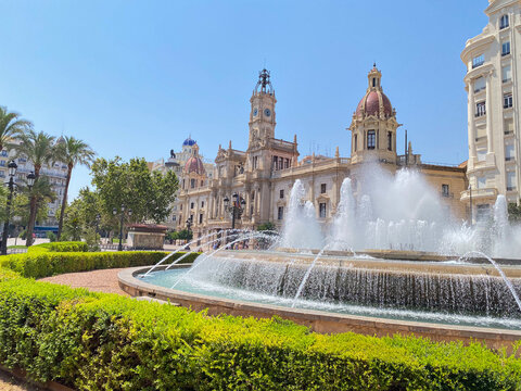 Rathaus von Valencia (Ayuntamiento de Valencia) mit dem Brunnen