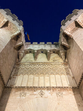 Torres de Serranos in Valencia am Abend