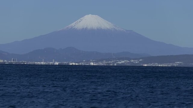 静岡県焼津市から見た海越しの富士山
