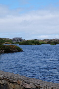 Maison dans la lande irlandaise sur littoral