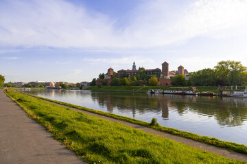 Obraz premium Royal Castle on Wawel Hill. Wisla River in the foreground.
