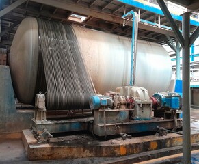 Large industrial rotating drum machine with heavy drive belts