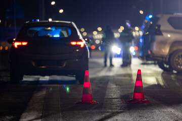 Oznaczenie wypadku drogowego na ulicy w nocy. Incydent © FotoDax