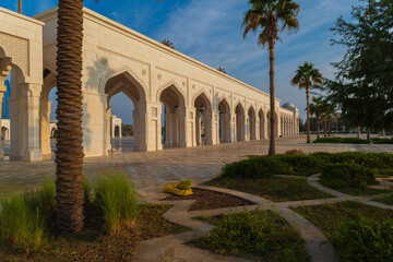 Obraz premium Eastern architecture, ancient-style buildings, domes and round roofs, arches and columns. On the streets of the Emirates, in public places.