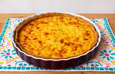 Plato de origen francés con masa quebrada rellena de mezcla de huevos, queso, crema fresca y...
