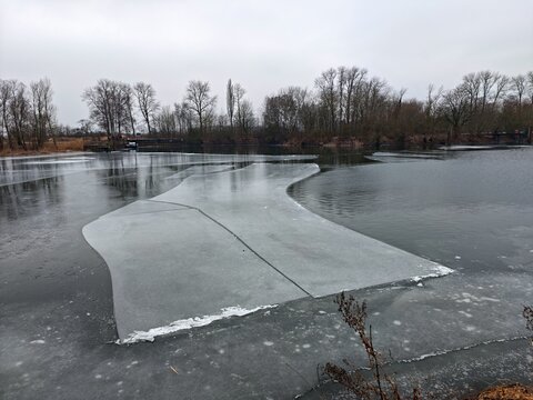 Eisplatte treibt im Wasser