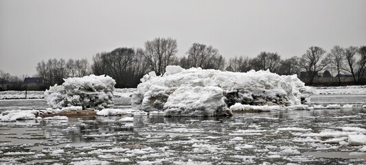 Eisberge treiben auf der Elbe bei Geesthacht