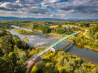 Trasa rowerowa VeloNatura (fragment EuroVelo 11) w okolicach Nowego Sącza to asfaltowa, płaska i odseparowana od ruchu samochodowego ścieżka wzdłuż rzeki Poprad i Dunajec.