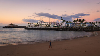 In the center of Puerto de Mog&aacute;n