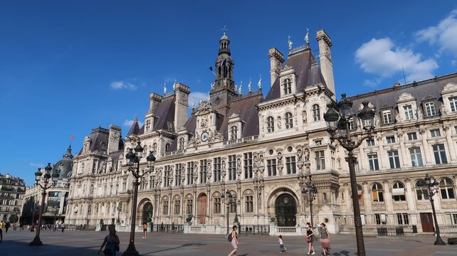 Fa&ccedil;ade de l&rsquo;h&ocirc;tel de ville / mairie de Paris, c&eacute;l&egrave;bre monument historique parisien (France)