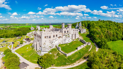 Szlak Orlich Gniazd - zamek Ogrodzieniec we wsi Podzamcze	