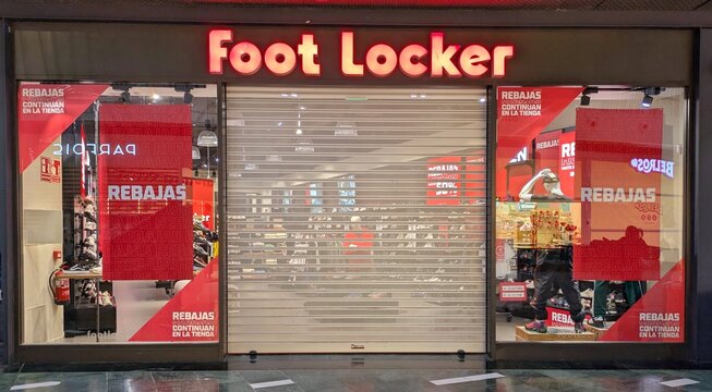 Entrada de tienda de ropa deportiva Foot Locker, con cierre met&aacute;lico, en centro comercial Islazul en Madrid, Espa&ntilde;a, 16 de enero de 2026