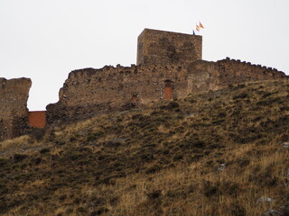 Fototapeta premium castillo medieval des Trasmoz visto desde el sendero de las brujas de villa, en fase de restauración, Zaragoza, Aragón, España, Europa 