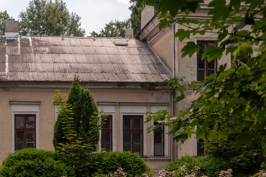 Abandoned Historic Palace in Poland &ndash; Decay of European Aristocracy