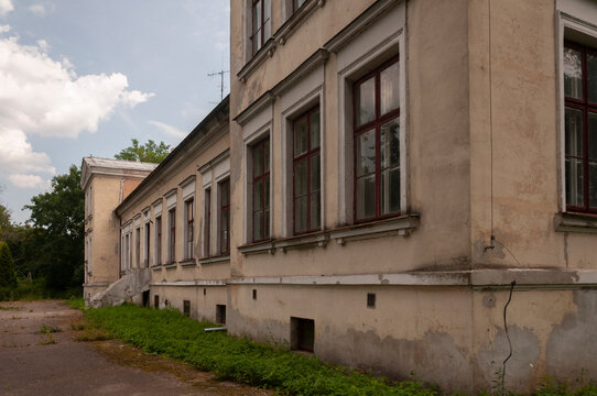 Abandoned Historic Palace in Poland &ndash; Decay of European Aristocracy