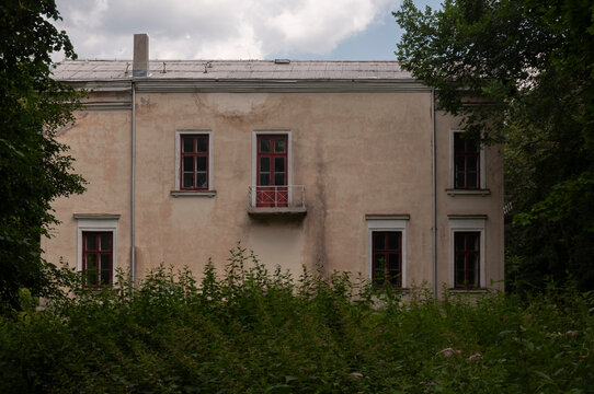 Abandoned Historic Palace in Poland &ndash; Decay of European Aristocracy